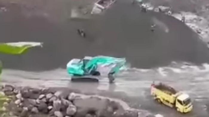 Longsor terjadi di area tambang pasir di Kampung Kokonc