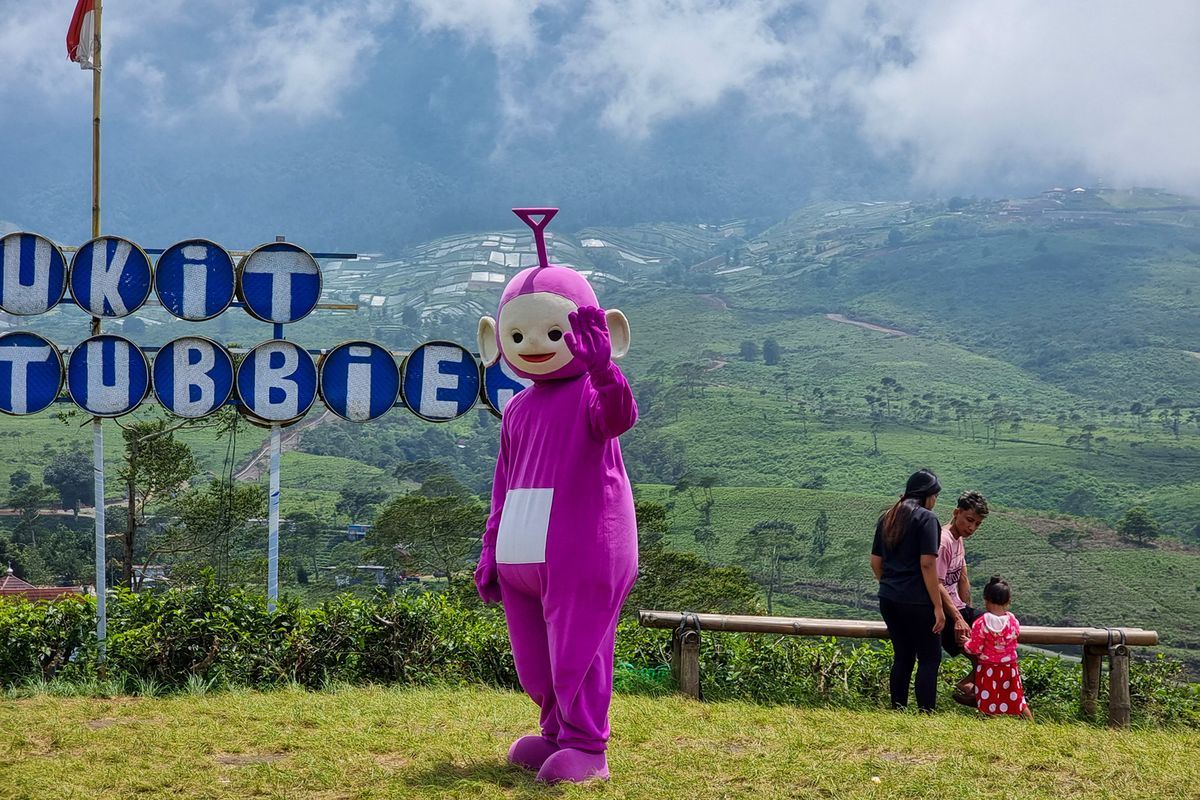 WISATA KARANGANYAR - Teletubbies di Bukit Teletubbies Kemuning, Karanganyar.