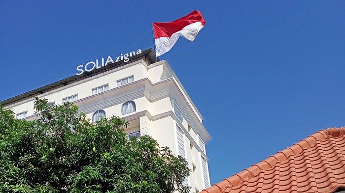 Solia Zigna mengibarkan Bendera Merah Putih Raksasa