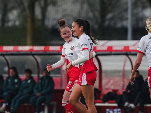 Claudia Scheunemann dan Nikita Tromp merayakan gol ketiga FC Utrecht Vrouwen yang menang 3-0 atas PEC Zwolle dalam lanjutan Eredivisie, Minggu (5/4/2026).
