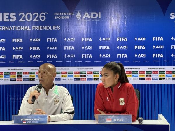 Pelatih Timnas Putri Indonesia, Satoru Mochizuki (kiri) dan penyerang Timnas Putri Indonesia Claudia Scheunemann (kanan) saat memberi keterangan kepada awak media jelang lawan Republik Kongo di FIFA Series 2026, di Thailand, Sabtu (11/4/2026).