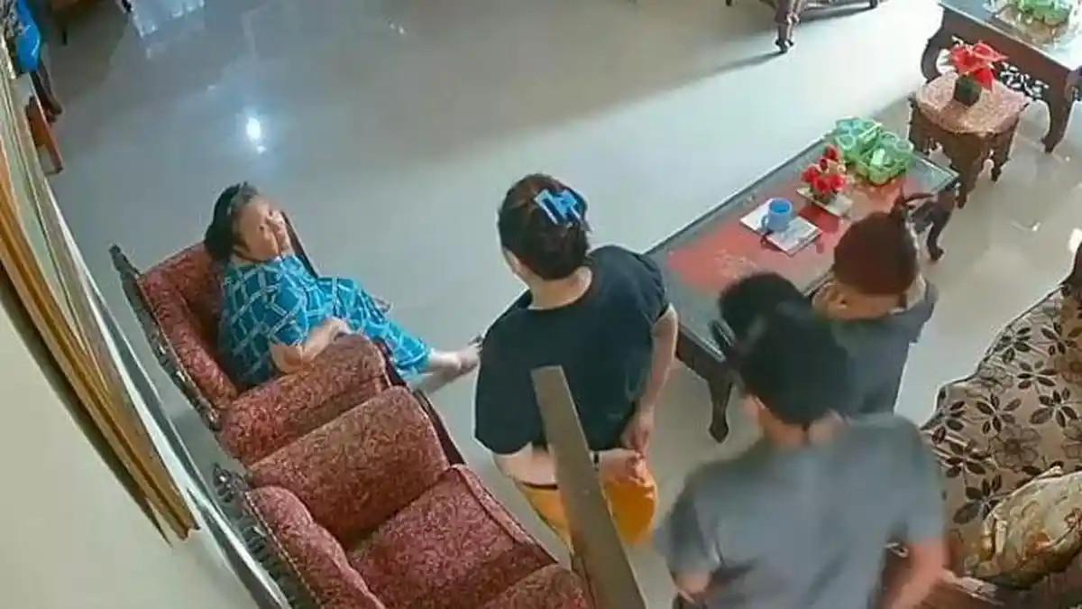 PEMBUNUHAN SADIS - Tangkapan layar rekaman CCTV saat pelaku pembunuhan nenek 60 tahun di Pekanbaru beraksi.