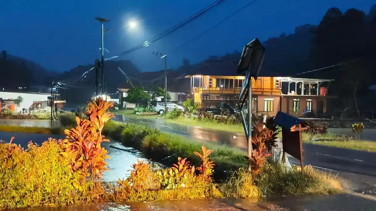 LOKASI KECELAKAAN - Pemandangan senja lokasi kecelakaan moge Harley Davidson menabrak anak 10 tahun di jalan poros Palopo-Toraja, Lingkungan Sendana Buntu Pare, Kelurahan Sangpiak Salu, Kecamatan Nanggala, Toraja Utara, Sulsel, Kamis (30/4/2026). Bocah JL tewas dalam kejadian ini sedangkan pengendara moge, R, sudah ditahan di Mapolres Toraja Utara.