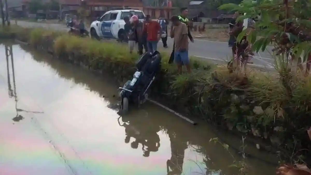 KECELAKAAN MAUT - Motor Harley Davidson milik R masuk ke area persawahan usai menabrak bocah JL di Jalan Poros Palopo-Toraja Utara KM13, Lingkungan Sendana Buntu Pare, Kelurahan Sangpiak Salu, Kecamatan Nanggala, Toraja Utara, Sulsel, Kamis (30/4/2026).