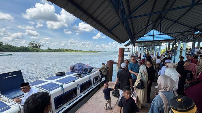 JEMAAH CALON HAJI - Suasana pelepasan dua jamaah calon haji di Pelabuhan Speedboat, Kabupaten Malinau, menuju Tarakan, sebelum ke Embarkasi Balikpapan. Pemerintah daerah memfasilitasi seluruh biaya perjalanan dua jamaah haji Malinau menuju Embarkasi Balikpapan.(TRIBUNKALTARA.COM/MOHAMMAD SUPRI)