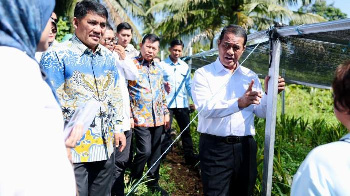 BANTUAN: Gubernur YSK dampingi Menteri Pertanian RI Andi Amran Sulaiman, saat melakukan kunjungan kerja di lokasi pembibitan Kelurahan Bengkol, Kota Manado, Sulawesi Utara, Jumat (1/5/2026). Pemerintah pusat melalui Kementerian Pertanian RI menyetujui bantuan bibit jagung untuk lahan seluas 15.000 hektare.