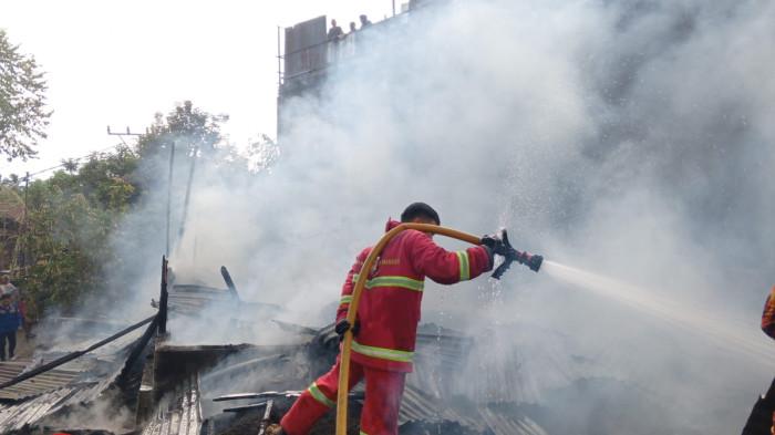 Minggu (3/5/2026). Satu rumah ludes terbakar.