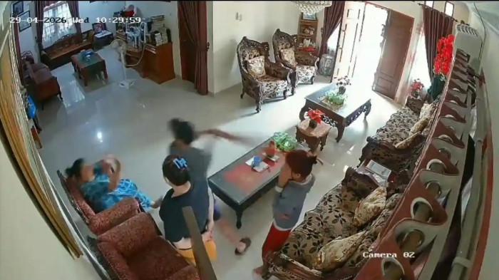 NENEK TEWAS - Seorang wanita lanjut usia berinisial DIS (60), ditemukan tewas mengenaskan di kediamannya, Jalan Kurnia 2, Kelurahan Limbungan Baru, Kecamatan Rumbai, Kota Pekanbaru, Riau, Rabu (29/4/2026).