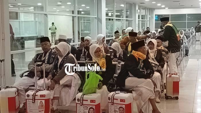 RUANG TUNGGU. Jemaah calon haji kloter 1 saat berada di ruang tunggu Bandara Adi Soemarmo untuk menanti pemeriksaan keimigrasian Kerajaan Arab Saudi di sistem Makkah Route, Selasa (21/4/2026). Ada dua jemaah yang batal berangkat dan digantikan jemaah asal Solo.