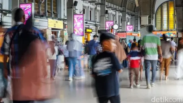 Penumpang memadati Stasiun Jakarta Kota, Sabtu (17/1/2026). Sejak pagi, arus penumpang KRL Commuter Line terus berdatangan dan memenuhi area peron hingga ruang tunggu stasiun.