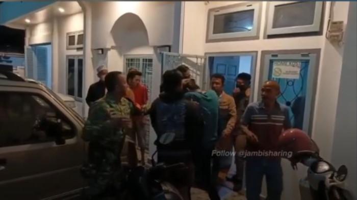 DOSEN JAMBI DIGEREBEK - Seorang oknum dosen di Jambi berinisial DK digerebek saat berada di sebuah kamar kos pada malam hari, Jumat (1/5/2026) malam. Peristiwa tersebut terjadi di sebuah kamar kos Kelurahan Simpang IV Sipin, Kecamatan Telanaipura.