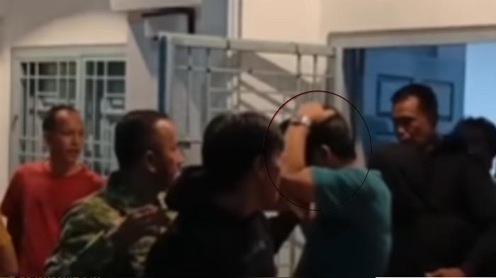 DIGEREBEK - Tangkapan layar video penggerebekan dosen DK yang viral di media sosial, Jumat (1/5/2026) malam. Ia digerebek di sebuah indekos di Telanaipura.