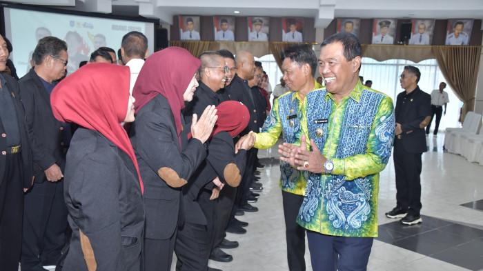 Bupati Syafrudin Noor bersama Wabup Suriani berikan ucapan 2