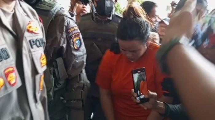 MENANTU BUNUH MERTUA - Seorang nenek, Dumaris (60) menjadi korban perampokan dan pembunuhan empat orang di rumahnya, di Kota Pekanbaru. Empat pelaku terdiri dari dua lelaki berinisial SL dan EW, lalu dua wanita, AFT dan L.  AFT merupakan menantu korban.