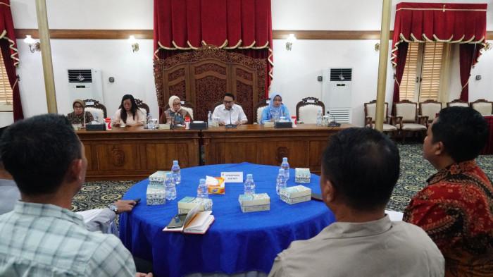 BAHAS KASUS PESANTREN - Rapat koordinasi tertutup Pemkab Pati bersama Menteri Pemberdayaan Perempuan dan Perlindungan Anak (PPPA) Arifah Fauzi di Ruang Paringgitan Pendopo Kabupaten Pati, Minggu (3/5/2026). Rapat ini membahas tindak lanjut penanganan kasus kekerasan seksual di Pondok Pesantren Ndholo Kusumo Desa Tlogosari, Kecamatan Tlogowungu.