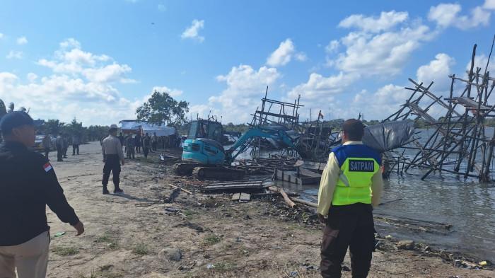Satu unit excavator saat merobohkan ponton-ponton kayu dalam penertiban aktifitas penambangan ilegal di wilayah IUPK PT Timah, kawasan Merbuk-Kenari-Pungguk, Kecamatan Koba, Bangka Tengah, Kamis (31/7/2025).