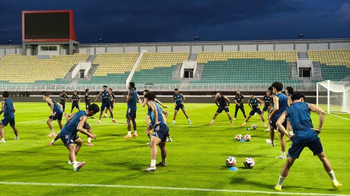 PSM MAKASSAR - Pemain PSM Makassar saat Official Training jelang laga melawan Bhayangkara FC di Stadion BJ Habibie Parepare, Minggu (3/5/2026). Asisten pelatih Ahmad Amiruddin sudah siapkan pemain untuk mengisi posisi ditinggalkan Yuran Fernandes.