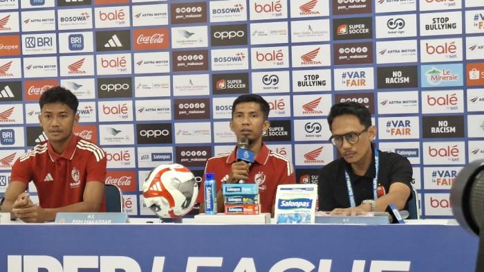 PSM MAKASSAR - Asisten Pelatih PSM Makassar Ahmad Amiruddin (tengah) dan gelandang PSM Makassar, Rezki Fandy (kiri) saat sesi konferensi pers jelang laga melawan Bhayangkara FC di Stadion BJ Habibie Parepare, Minggu (3/5/2026). Juku Eja bidik poin penuh meski tanpa suporter.