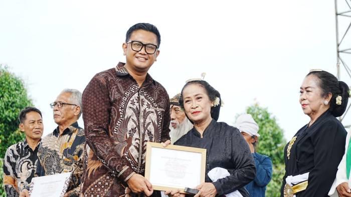 APRESIASI. Bupati Klaten Hamenang Wajar Ismoyo menyerahkan penghargaan kepada pelaku seni usai Klaten Menari #3 di TWC Prambanan, Minggu (3/5/2026).