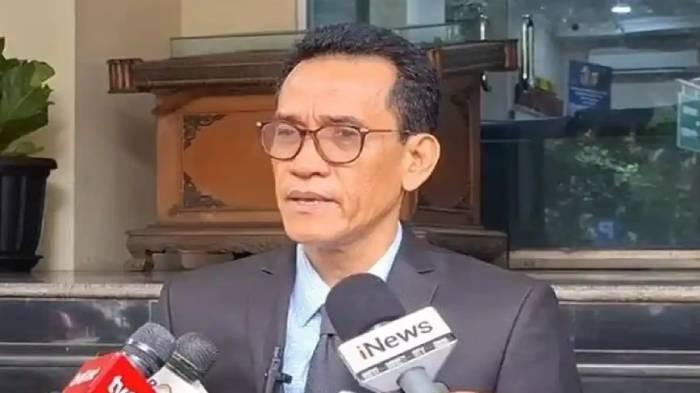 DEBAT - Kuasa Hukum Roy Suryo Cs, Refly Harun menanggapi salinan ijazah Presiden ke-7 RI Joko Widodo yang diperoleh pengamat kebijakan publik Bonatua Silalahi dari Komisi Pemilihan Umum (KPU). Keterangan disampaikan di Polda Metro Jaya, Jakarta Selatan, Selasa (10/2/2026). Refly baru-baru ini debat panas dengan Rismon Sianipar, ia meneybut Rismon anak kemarin sore.