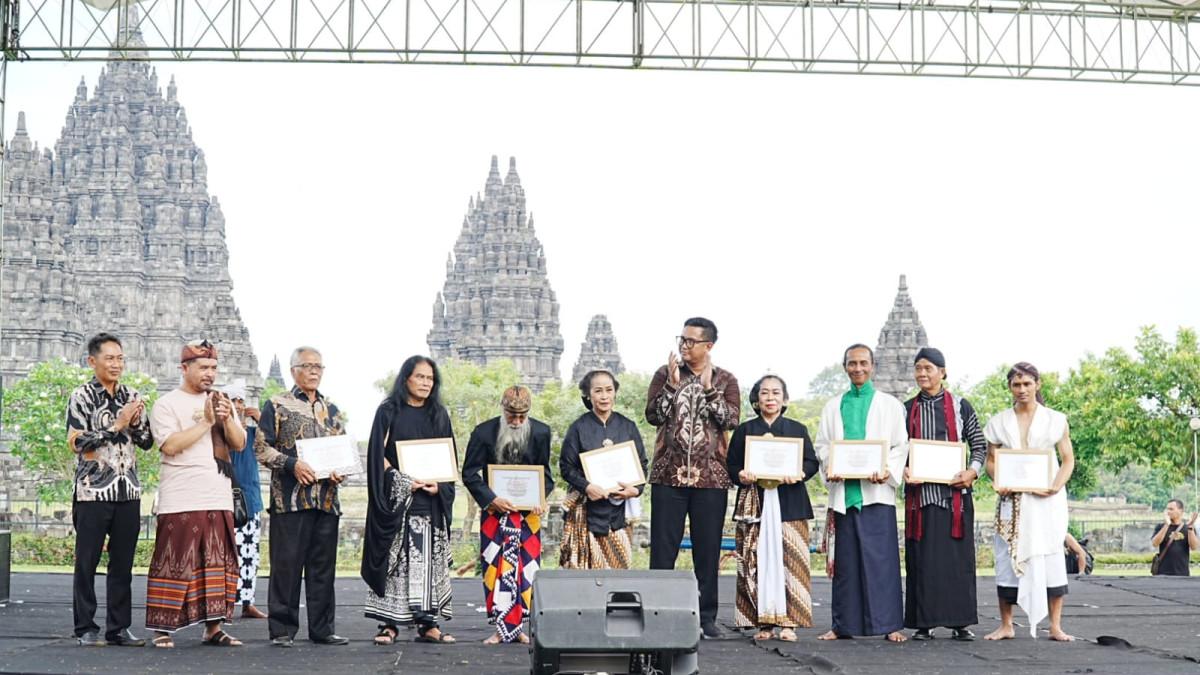 KLATEN MENARI 2026 - Penyerahan piagam penghargaan kepada seniman dalam rangkaian Klaten Menari #3 di kawasan Taman Wisata Candi Prambanan, Minggu (3/5/2026).