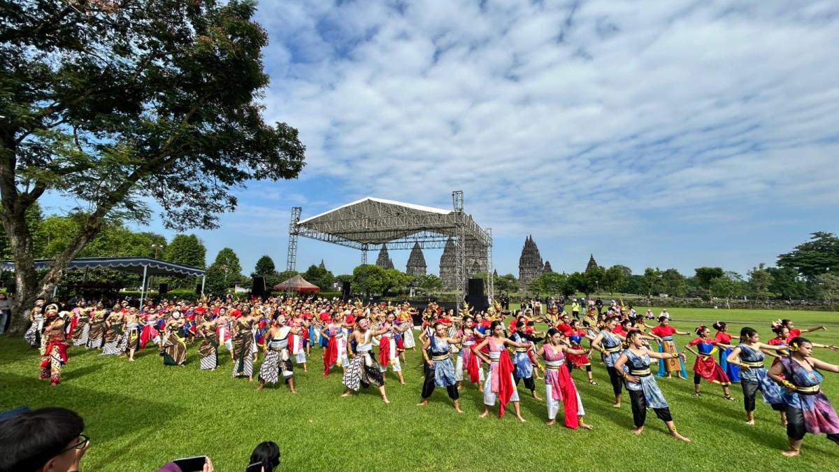 KLATEN MENARI 2026 - Ratusan penari tampil dalam Klaten Menari #3 di Pelataran Taman Wisata Candi Prambanan, Minggu (3/5/2026), memperingati Hari Tari Dunia dengan tema “Wirogo Sangkara”.
