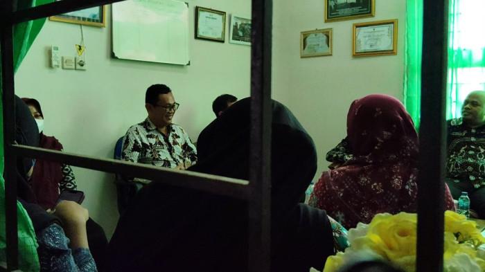 MEMINTAI KETERANGAN - BKPSDMD Brebes saat memintai keterangan kepada pengguna aplikasi absensi ilegal di Puskesmas Klikiran pada Kamis (30/04/2026).