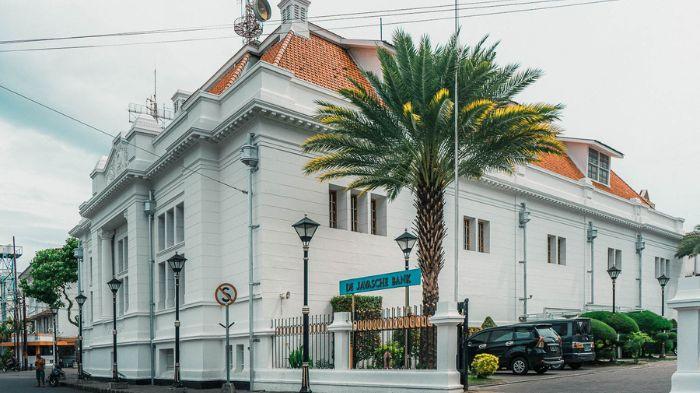 Bangunan bersejarah Museum De Javasche Bank di Jalan Garuda, Surabaya, menampilkan arsitektur klasik bergaya Neo-Renaissance sekaligus menyimpan jejak sejarah perkembangan sistem perbankan di Indonesia.