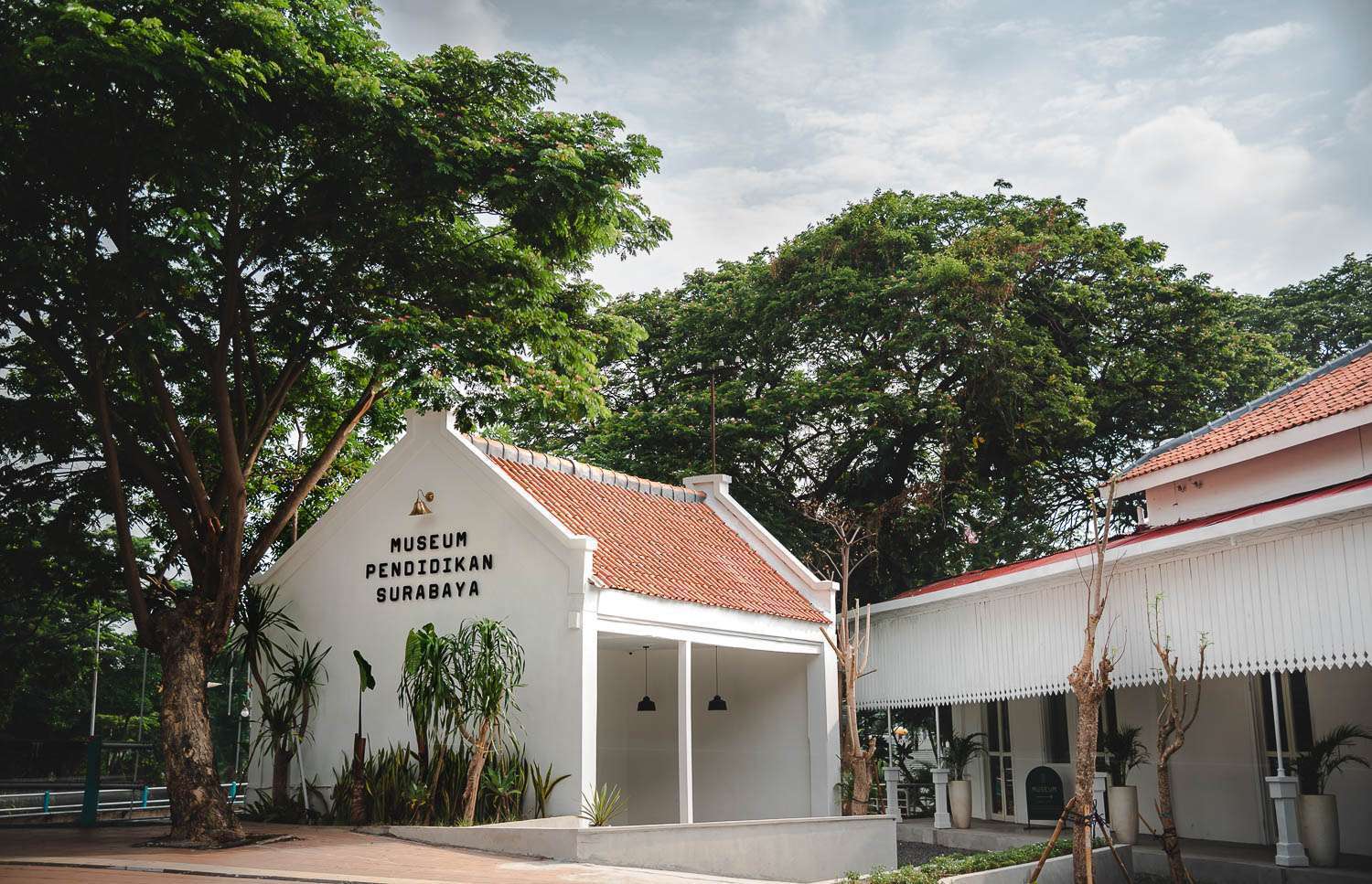 Suasana di Museum Pendidikan Surabaya yang menampilkan perjalanan sejarah pendidikan Indonesia melalui diorama, manuskrip, hingga koleksi alat sekolah tempo dulu.