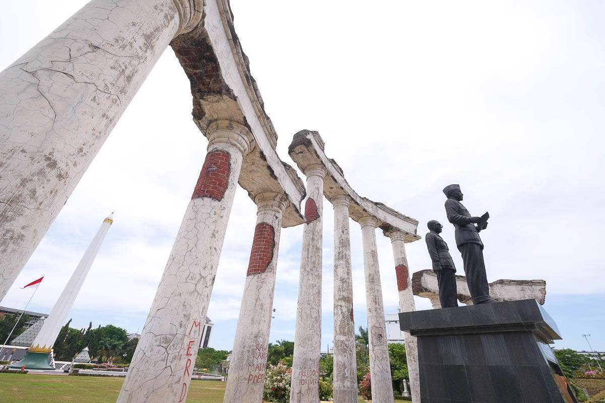 Keindahan arsitektur Tugu Pahlawan berpadu dengan nilai edukatif Museum 10 Nopember sebagai destinasi wisata sejarah di Kota Pahlawan.