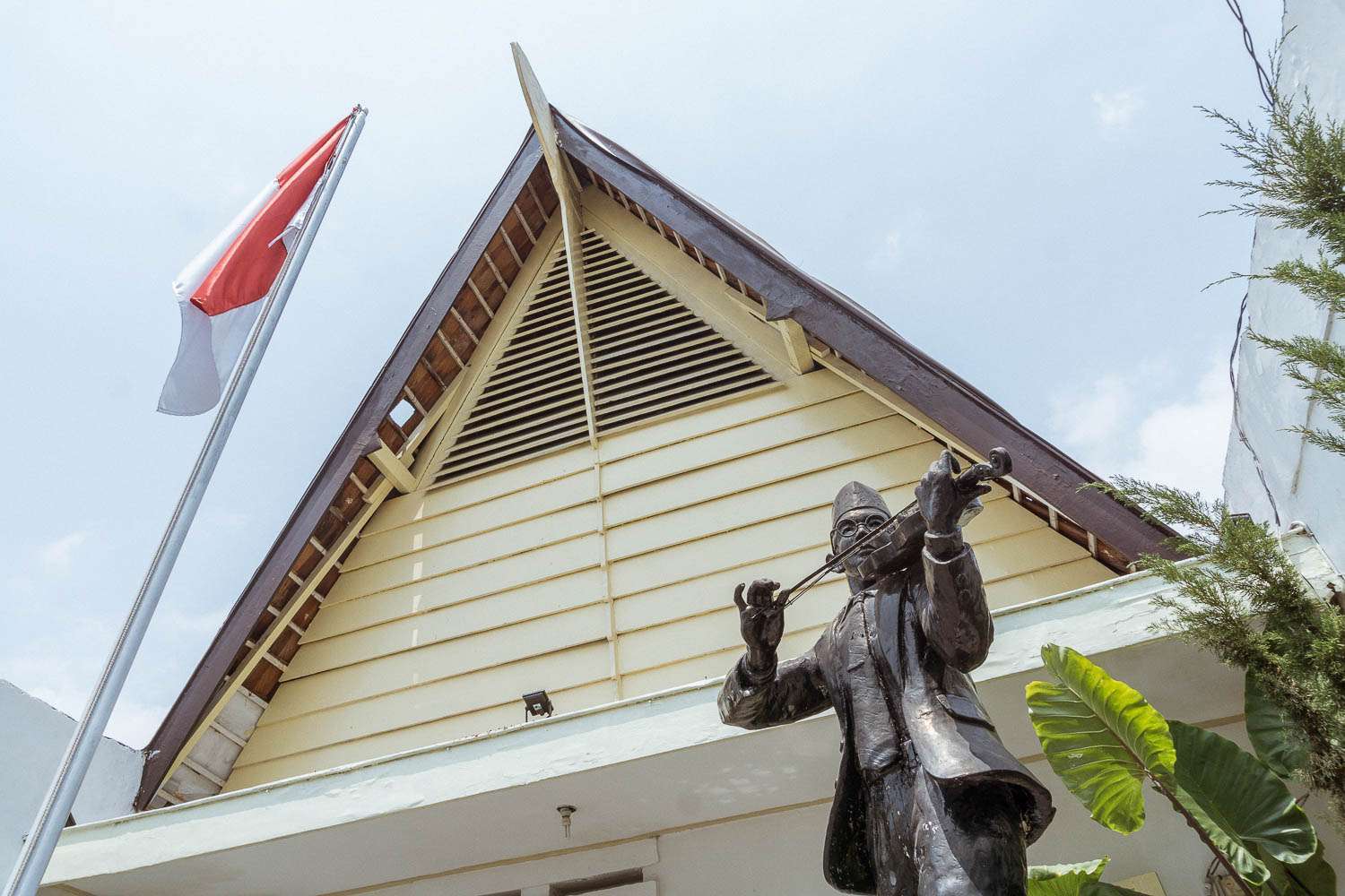 Suasana di Museum W.R. Soepratman yang menyimpan replika biola, foto keluarga, dan memorabilia, menjadi saksi bisu perjalanan akhir sang pencipta lagu kebangsaan “Indonesia Raya”.