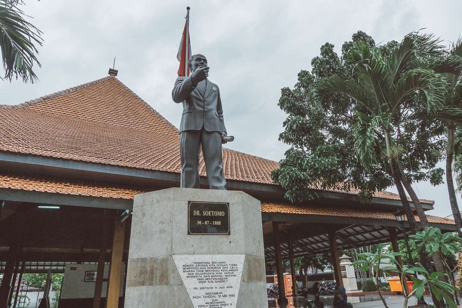 Suasana di Museum Dr. Soetomo yang menampilkan koleksi alat kesehatan, dokumentasi perjuangan, serta jejak kehidupan tokoh pelopor kebangkitan nasional.