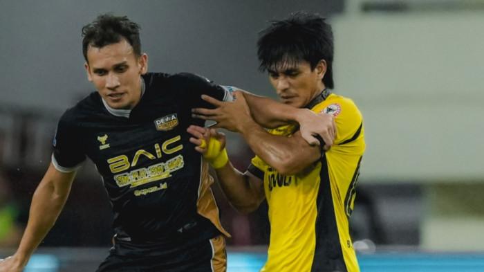 BERDUEL - Aksi gelandang Dewa United, Egy Maulana Vikri (kiri) berebut bola dengan pemain Semen Padang Ripal Wahyudi (kanan) pada pekan ke-31 Super League di Banten International Stadium, Minggu (3/5/2026) malam WIB.
