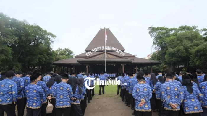 ILUSTRASI. Suasana apel di Balai Kota Solo beberapa waktu lalu. Anggaran untuk PPPK Paruh Waktu, outsourcing, dan pegawai Badan Layanan Umum Daerah (BLUD) sudah disediakan.