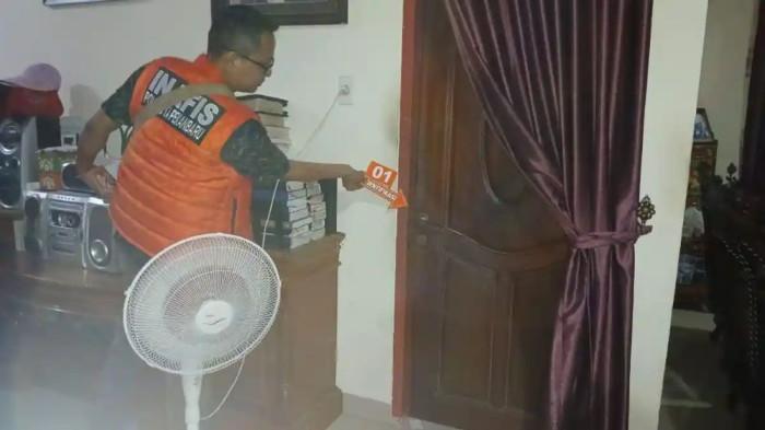 PEMBUNUHAN LANSIA - Seorang perempuan lanjut usia, Dimaris Isni Sitio (60), ditemukan tewas di rumahnya di Jalan Kurnia 2, Rumbai, Pekanbaru, Rabu (29/4/2026). Korban diduga menjadi korban pembunuhan disertai perampokan, dengan sejumlah barang berharga dilaporkan hilang.