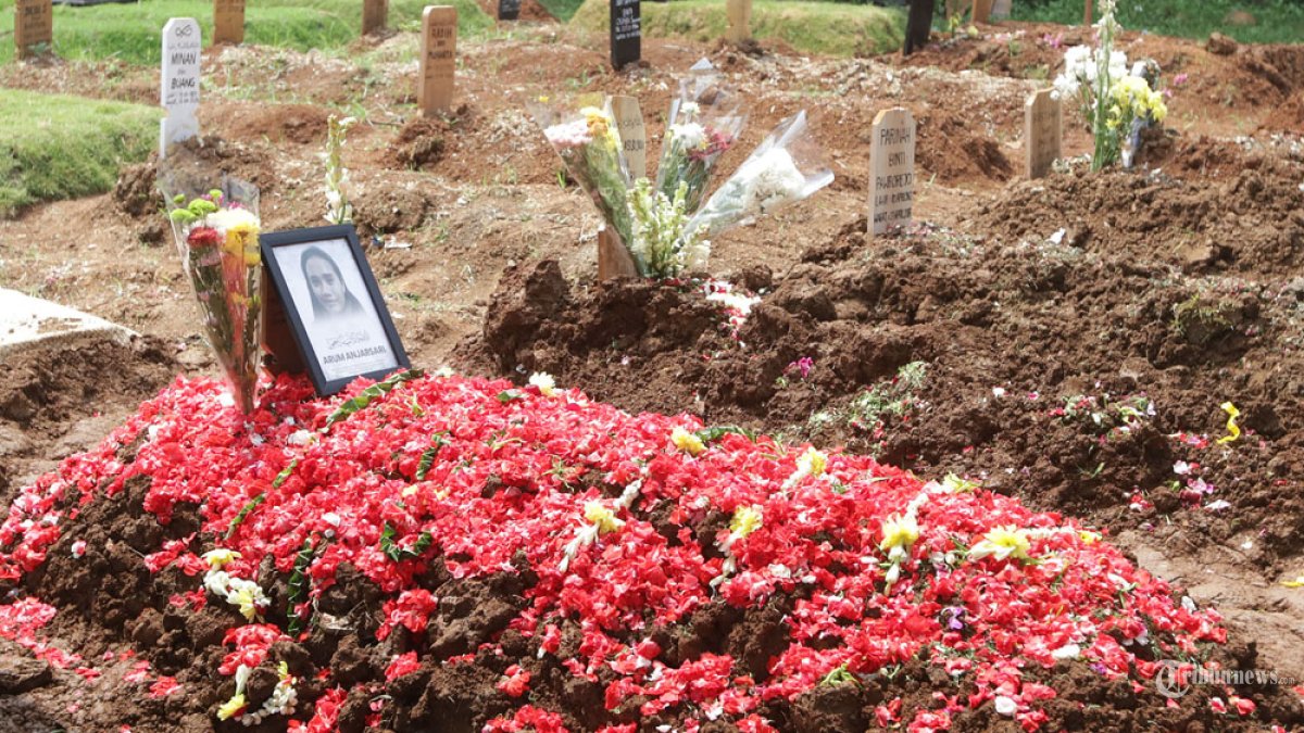 Kondisi makam almarhumah Harum Anjasari di Tempat Pemakaman Umum (TPU) Cipayung, Jakarta Timur, Rabu (29/4/2026). Harum Anjasari menjadi salah satu korban meninggal dunia akibat kecelakaan Kereta Api Argo Bromo Anggrek dengan kereta rel listrik (KRL) di Stasiun Bekasi Timur. Tribunnews/Jeprima
