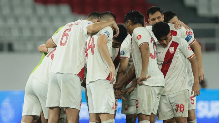 SKUAD PERSIS SOLO - Para Pemain Persis Solo melakukan berdoa bersama sebelum pertandingan melawan Malut United pada pekan ke-31 Super League di Stadion Jatidiri Semarang, Sabtu (2/5/2026) malam WIB. Persis dihajar Malut United 2-5