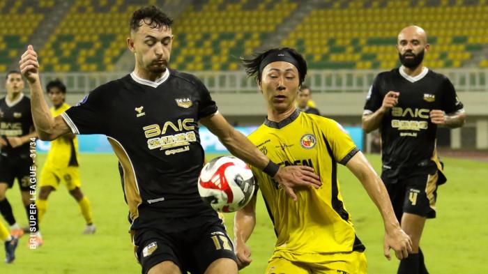 BERDUEL - Aksi gelandang Dewa United, Ivar Jenner (kiri) berebut bola dengan pemain Semen Padang asal Jepang, Kazaki Nakagawa (kanan) pada pekan ke-31 Super League di Banten International Stadium, Minggu (3/5/2026) malam WIB.