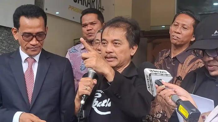 TERSUDUT - Pakar Telematika dan alumni UGM Roy Suryo bersama kuasa hukumnya, Refly Harun di Mapolda Metro Jaya, Jumat (13/2/2026). Roy Suryo melakukan aksi demo terkait kasus ijazah Jokowi, Razman menyebutnya sudah tersudut.