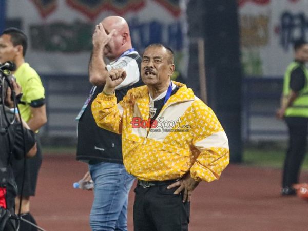 Manajer Persib Bandung, Umuh Muchtar kecewa dengan keputusan wasit saat duel lawan Persebaya Surabaya