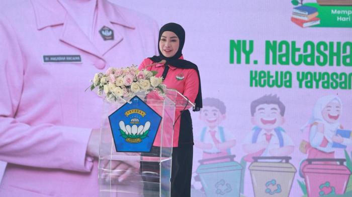 Ketua Pengurus Yayasan Kemala Bhayangkari Daerah Kalimantan Timur, Natasha Endar Priantoro, dalam penutupan Pekan Perlombaan Yayasan Kemala Bhayangkari Daerah Kalimantan Timur 2026, pada tanggal 2 Mei 2026.