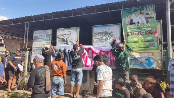 PENCABULAN DI PATI - Sabtu siang (2/5/2026), massa dari Aliansi Santri Pati untuk Demokrasi (Aspirasi) menggelar aksi unjuk rasa di depan kediaman sekaligus pondok putri milik Ashari, pengasuh pesantren yang terjerat kasus pencabulan santriwati. Dalam aksi tersebut, warga menuntut agar Ashari segera diadili dan dijatuhi hukuman berat. Mereka menyebutnya sebagai predator seksual anak yang telah mencoreng nama baik pesantren dan merusak kepercayaan masyarakat.