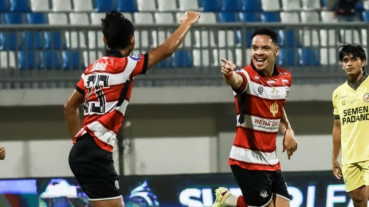 SUPER LEAGUE 2025/2026 - Dua pemain Madura United melakukan selebrasi setelah menjebol gawang Semen Padang dalam pertandingan tunda match day kedelapan Super League 2025/2026 di Stadion Gelora Madura Ratu Pamelingan, Pamekasan, Jawa Timur Minggu, 28 Desember 2025.