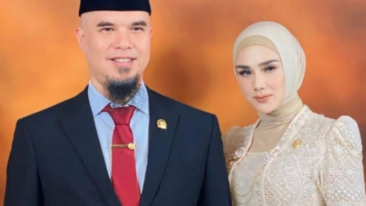 Ahmad Dhani kemudian ikut melontarkan candaan yang langsung disambut tawa.