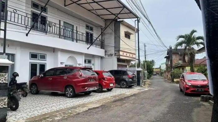 DIGEREBEK - Indekos di Simpang IV Sipin, Kecamatan Telanaipura, Kota Jambi, lokasi dosen di Jambi digerebek istrinya. 