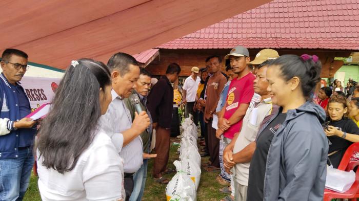 Ketua DPD PDIP Sumut yang juga Anggota DPR RI Drs Rapidin Simbolon MM bersama anggota DPRD Sumut Sorta Ertaty Siahaan membagikan benih jagung kepada warga tiga desa di Kenegerian Buhit, Samosir, Minggu (3/5/2026), sebagai dukungan penguatan sektor pertanian dan ekonomi rumah tangga.Warga menerima bantuan benih jagung super P32 Singa yang disalurkan DPD PDIP Sumut di Desa Sianting-anting, Kecamatan Pangururan, Kabupaten Samosir, Minggu (3/5/2026). Program ini diharapkan memperkuat ketahanan pangan dan menjadi penopang ekonomi keluarga.