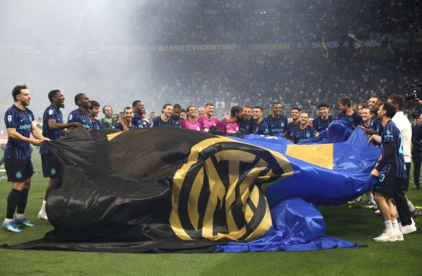 MILAN, ITALY - MAY 03: Players and staff of FC Internazionale Milano unveil a flag to celebrate being confirmed as Serie A champions after the Serie A match between FC Internazionale and Parma Calcio 1913 at Giuseppe Meazza Stadium on May 03, 2026 in Milan, Italy. (Photo by Marco Luzzani/Getty Images)
