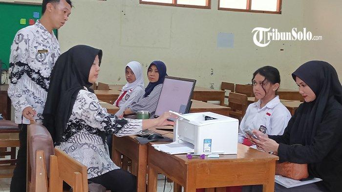 SPMB SMP 2025 - Ilustrasi SPMB jenjang SMPN di Kota Solo tahun ajaran 2025/2026. Pada pelaksanaan Seleksi Penerimaan Murid Baru (SPMB) tahun 2025 untuk jenjang Sekolah Menengah Pertama (SMP) Negeri di Kota Solo, setidaknya ada 15 sekolah yang tidak terpenuhi kuota jalur afirmasinya.