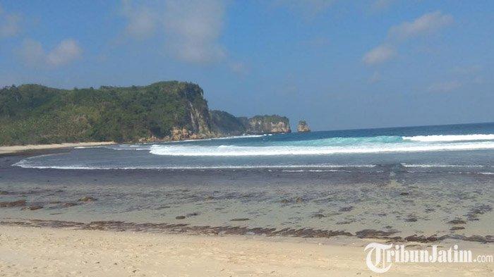 Pantai Sanggar di Desa Jengglungharjo, Kecamatan Tanggunggunung.