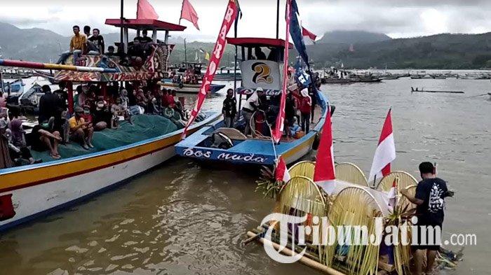 Sesaji Labuh Laut Larung Sembonyo di Pantai Popoh Tulungagung tengah ditarik perahu nelayan.